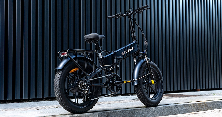 Fat bike électrique pliant homologué stationné en milieu urbain